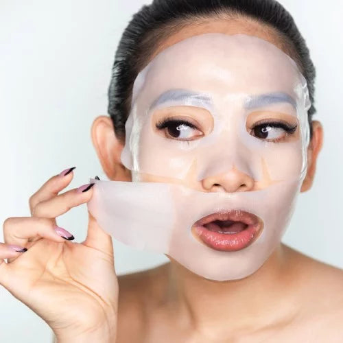Nanošenje RIO Facelite hidrogel maske na lice prije LED tretmana 