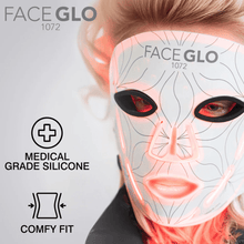 Žena nosi RIO FaceGLO LED masku za lice tijekom tretmana svjetlosnom terapijom